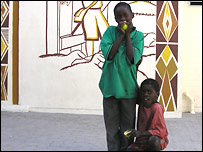 Chlapci na dvoře organizace Catholic Aids Action