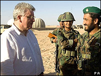 دز براون وزير دفاع بريتانيا در ديدار با سربازان ارتش ملی افغانستان در هلمند