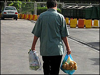 مردی با کیسه مواد غذایی