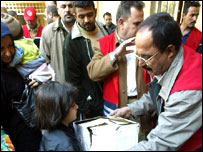 इराक़ में रेड क्रीसेंट के कर्मचारी