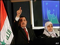 فريد عيار از مقام های انتخاباتی نتايج را اعلام می کند