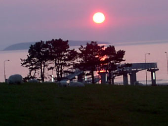 Yr haul yn machlud dros Ynys Seiriol