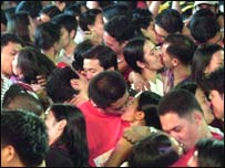 मनीला में विश्वरिकॉर्ड बनाने के लिए जुटे जोड़े