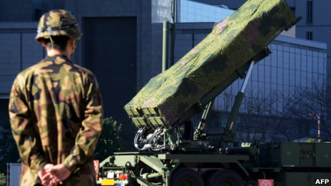 日本自衛隊士兵站在「愛國者」反導導彈戰車前警戒（06/12/2012）