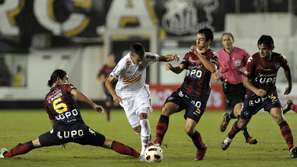 Neymar dribbles through the Cerro Porteno defence