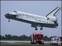 O ônibus espacial Discovery pousa no Kennedy Space Center, na Flórida