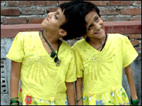 जुड़वाँ बहनें सबा और फरहा 