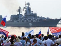 Navio russo entra no porto de Sebastopol
