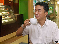 Homem bebe café feito com excrementos de gato de algália