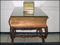 किताब के आकार का शौचालय