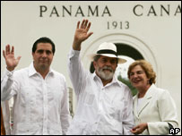O presidente Luiz Inácio Lula da Silva (C) entre o presidente panamenho, Martín Torrijos, e a primeira-dama Marisa Letícia