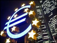 Avrupa Merkez Bankası merkezi ve Euro logosu
