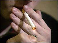 Kuřačka si zapaluje cigaretu