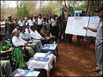 Nirupama Rao visiting Vavuniya IDP camps (photo: Dinasena Rathugamage)