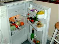 Холодильник з їжею