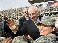 دیک چنی در حین دیدار از نیروهای آمریکا در عراق