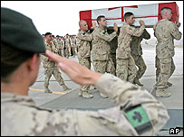 انتقال تابوت یک سرباز کانادایی در قندهار (عکس از آرشیو)