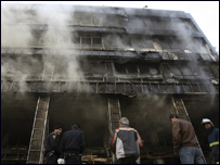 Yunanistan'da yanan bir bina