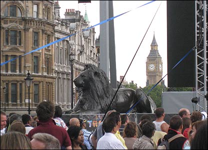 Sư tử nằm dưới chân tượng Nelson, xa xa là đồng hồ Big Ben