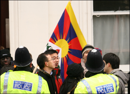 Tranh cãi giữa người ủng hộ Trung Quốc và người ủng hộ Tây Tạng