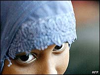 Spor o šátky hýbe celou francouzskou společností