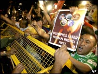 Manifestante protesta na chegada da tocha à Índia