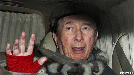 何鸿燊乘车离开三太太陈婉珍住所（27/1/2011）