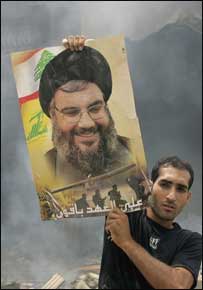 پوستر حسن نصرالله در دست مرد لبنانی