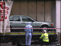 Chiếc Mercedes đầu tiên được đưa lên xe tải trên đường Haymarket