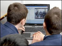 使用电脑的学生