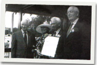 Dr Wynne yn derbyn tystysgrif oddi wrth llywydd y Sioe, Mr Davd Lewis gyda Mrs Helen Lewis a Chadeirydd Pwyllgor y Sioe, Mr Meurig Rees