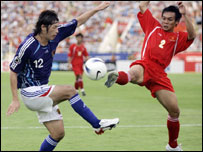 Một pha tranh bóng giữa Phùng Văn Nhiên với cầu thủ Seiichiro Maki của đội Nhật trên sân Mỹ Đình