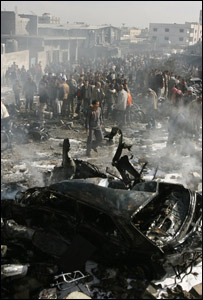 Palestinos inspecionam destruição em Rafah(foto AFP/Getty Images)