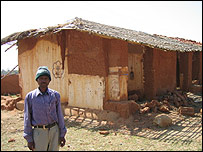 अभियुक्त के तहस-नहस घर के सामने सीताराम टुडु