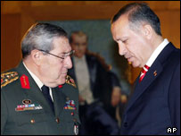 رجب طیب اردوغان، نخست وزیر ترکیه و ژنرال ياشار بيوك آنيت، رییس ستاد ارتش این کشور 