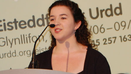 Glain Dafydd yn siarad yn Eisteddfod yr Urdd 2012