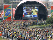 Multidão assiste a Brasil x Austrália em telão em São Paulo