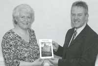 Gerald Morgan yn cyflwyno copi o'r gyfrol i'r Cyng Catherine Hughes