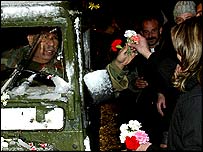 Lübnan'dan çekilen Suriye askerlerine çiçek veriliyor