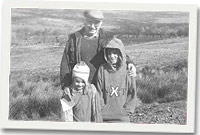 Ken a'i wyresau yn sefyll ar safle'r damwain