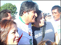 Morales posa para fotos ao lado de fãs