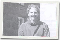 Dafydd Davies Hughes o flaen y tŷ fferm