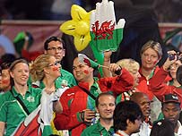 Athletwyr o Gymru yn ystod y seremoni gloi yn Delhi