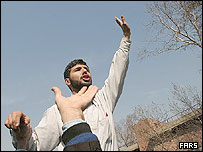 تظاهرات در مقابل باغ سفارت بریتانیا در قلهک 