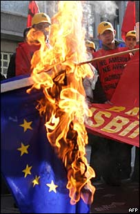 Türkiye'de AB bayrağı yakılıyor