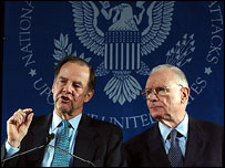 توماس کين (راست) و لی هميلتون، روسای کميته تحقيق