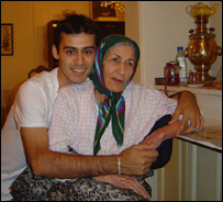 مادر بزرگ با نوه اش