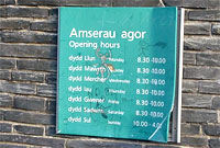 Arwydd siop yn y Blaenau