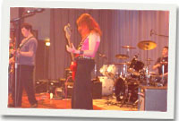 Y band Bob ar lwyfan