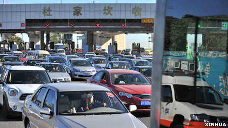 中国京港澳高速公路北京杜家坎收费站出城车辆排起长龙（新华社图片30/9/2012）